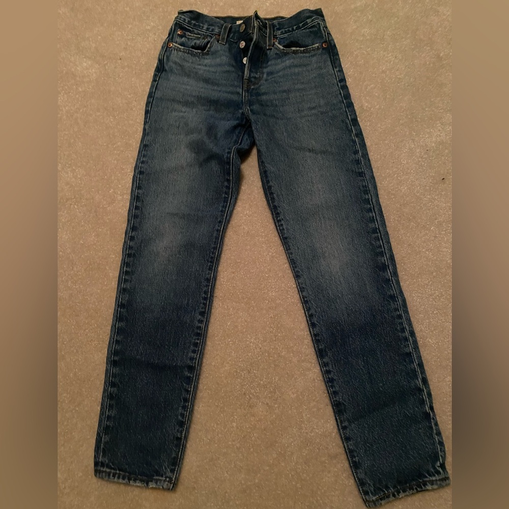 Lightly worn. Levi’s straight leg jeans